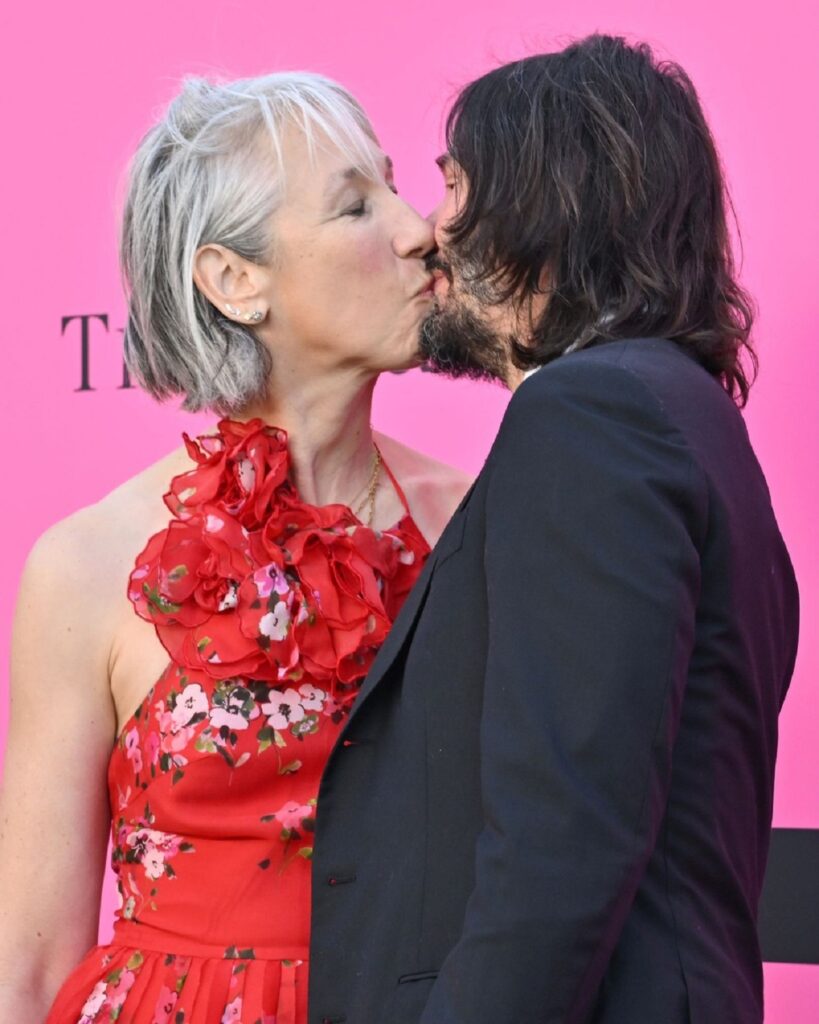 Keanu Reeves și Alexandra Grant în timp ce se sărută la gala organizată de Muzeul de Artă Contemporană din Los Angeles