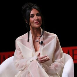 Kim Kardashian, pe un fotoliu la Summit-ul Time 2023, pe scenă