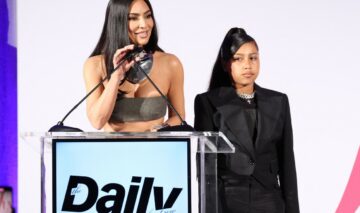 Kim Kardashian alături de fiica sa, North, la un eveniment, pe scenă
