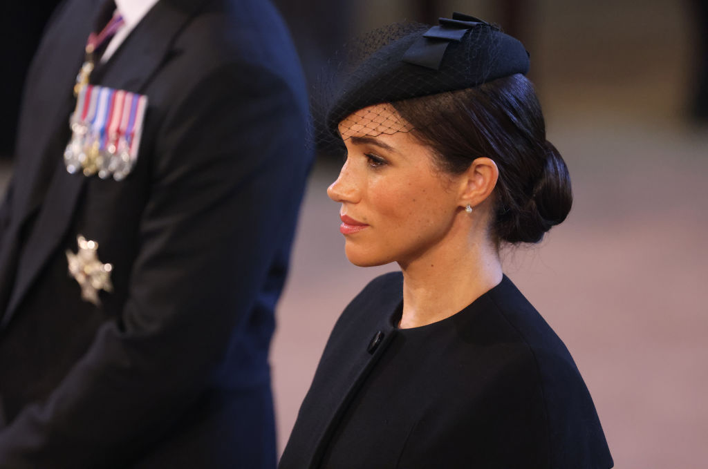 Meghan Markle, cu o pălărie neagră pe cap, tristă, la înmormântarea Reginei Elisabeta