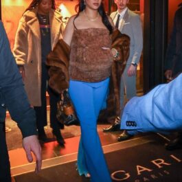 Rihanna a purtat un top cu blană după ce a luat cina la Paris