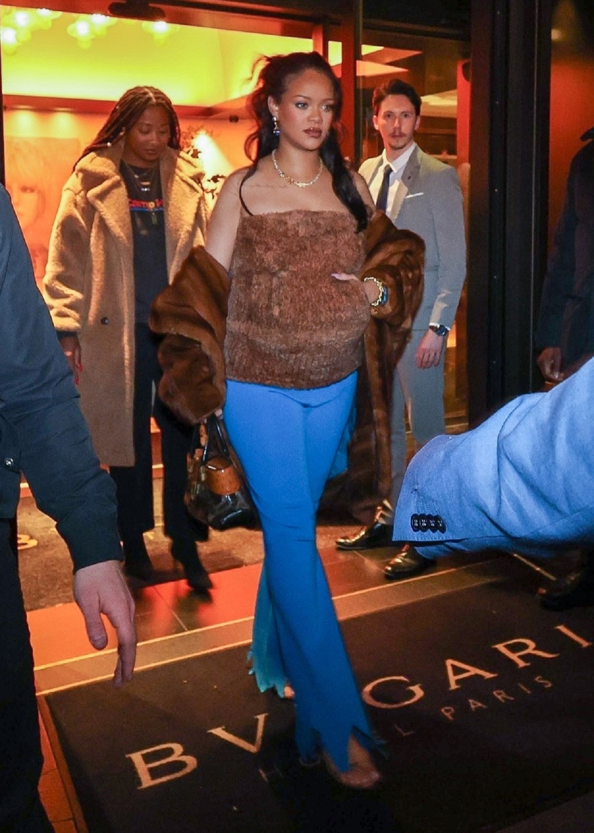 Rihanna a purtat un top cu blană după ce a luat cina la Paris