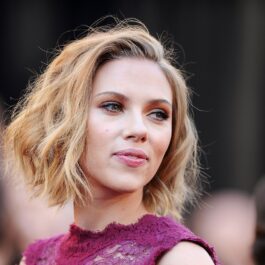Scarlett Johansson într-o rochie violet la Gala Premiilor Oscar din anul 2011