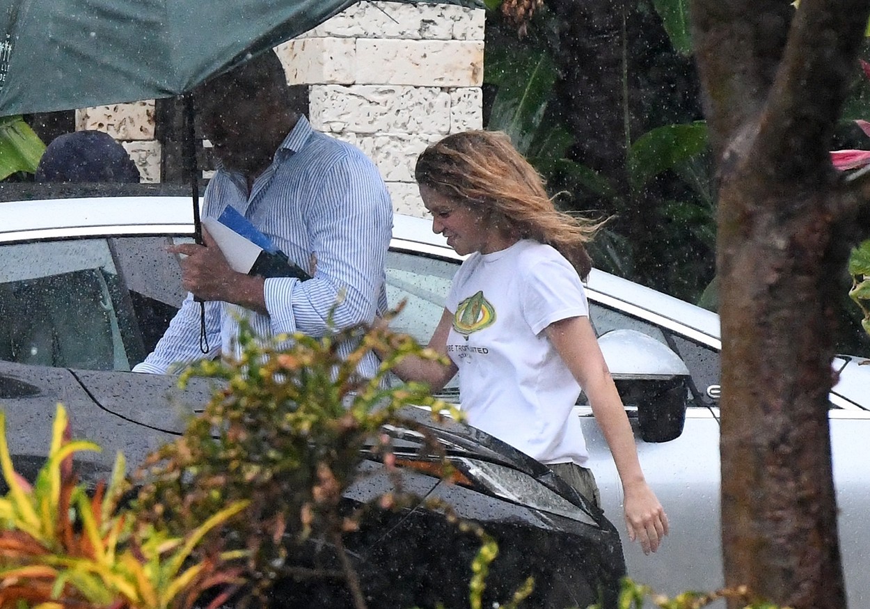 Shakira, într-o ținută casual, în ploaie, în Miami