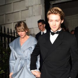 Taylor Swift și Joe Alwyn în timp ce se țin de mână la gala Premiilor BAFTA