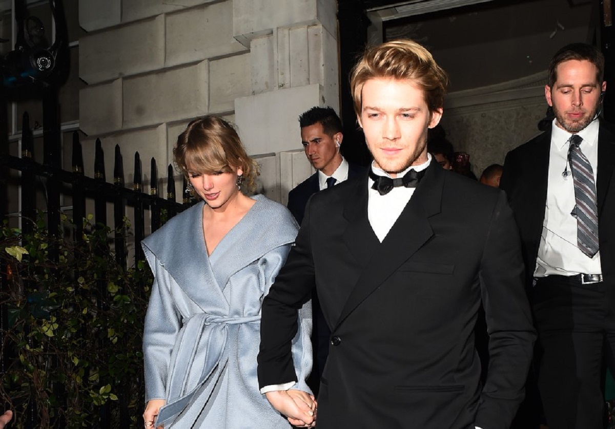 Taylor Swift și Joe Alwyn în timp ce se țin de mână la gala Premiilor BAFTA