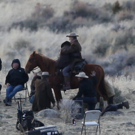 Alec Baldwin, fotografiat în timp ce călărește un cal, pe platourile de filmare ale producției Rust
