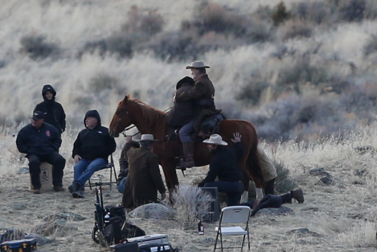Alec Baldwin, fotografiat în timp ce călărește un cal, pe platourile de filmare ale producției Rust
