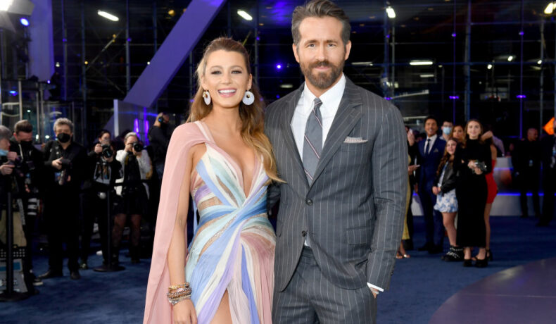 Blake Lively alături de soțul ei, la premiera unui film, într-o rochie cu șliț adânc, colorată