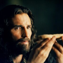 Jim Caviezel într-o scenă din filmul The Passion of the Christ
