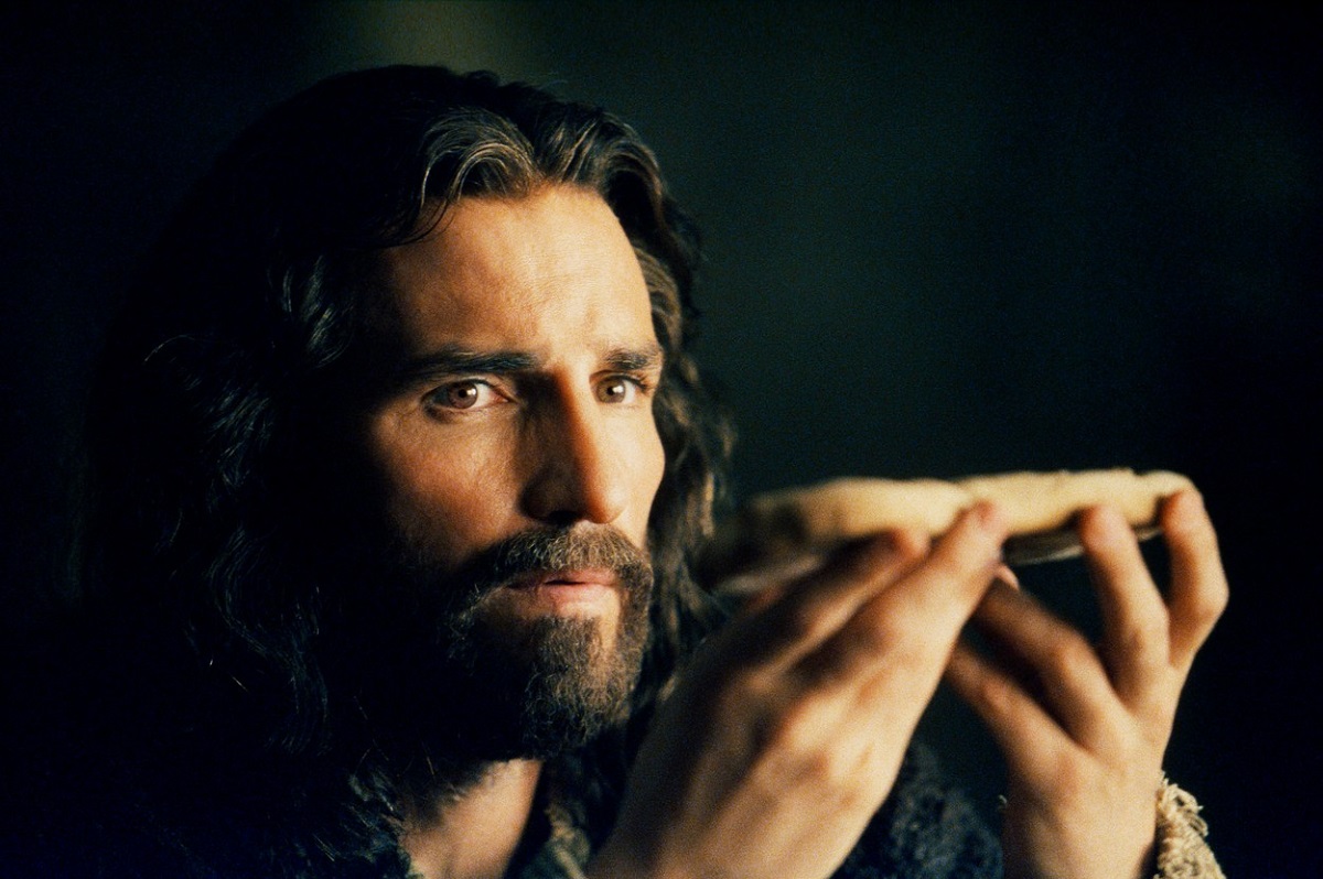 Jim Caviezel într-o scenă din filmul The Passion of the Christ