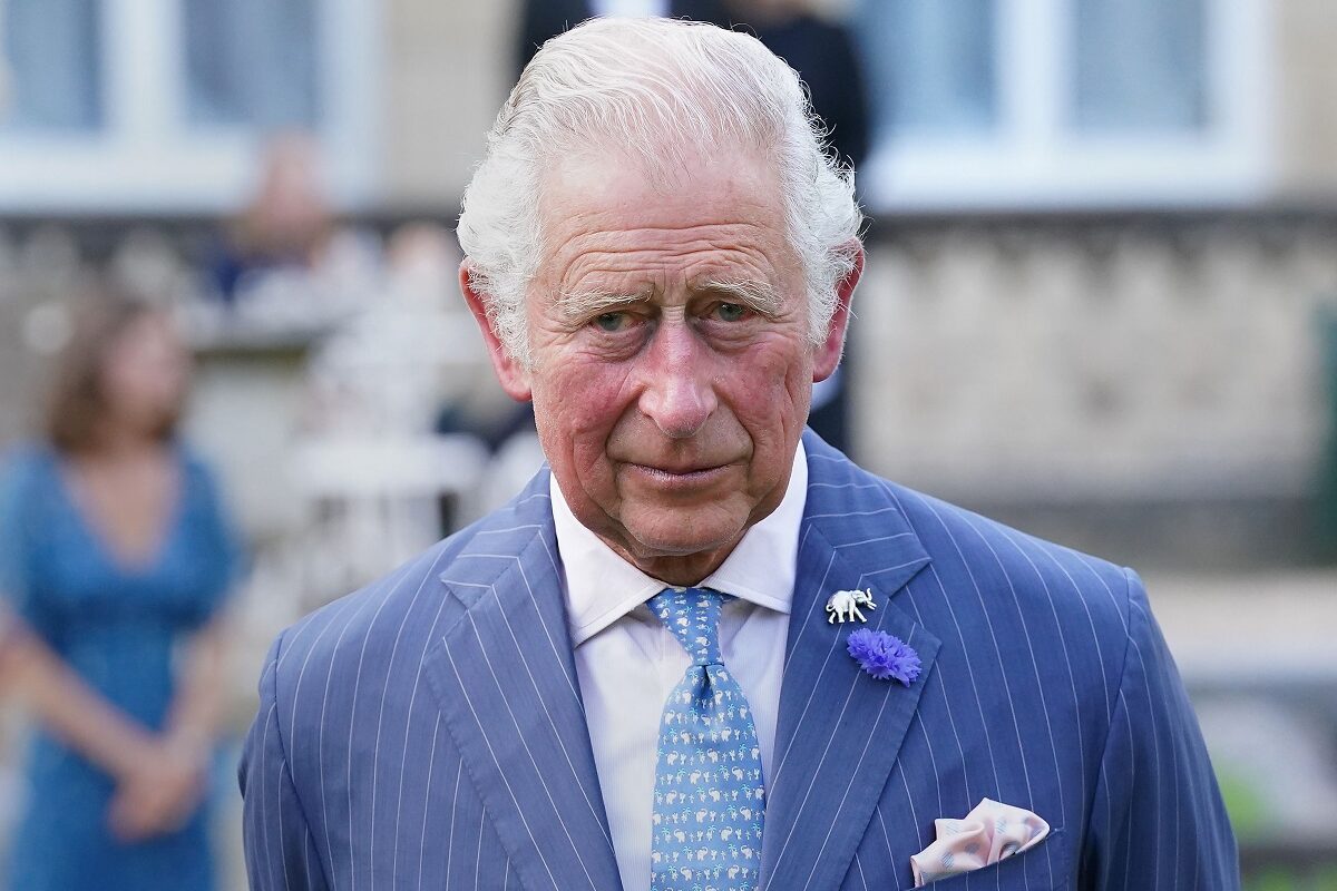 Regele Charles îmbrăcat într-un costum albastru în timpul unui eveniment din Londra