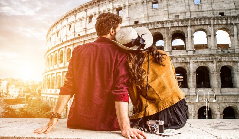 Doi îndrăgostiți care se află într-o vacanță de vis în Roma