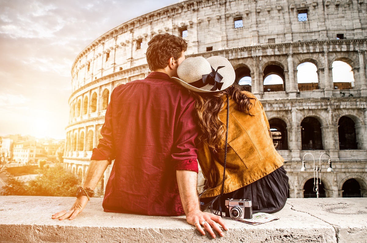 Doi îndrăgostiți care se află într-o vacanță de vis în Roma