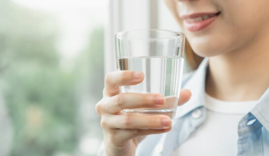 Ce se întâmplă cu corpul tău când bei aproape patru litri de apă în fiecare zi