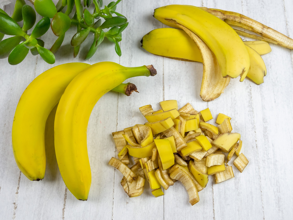 Coji de banane tăiate în bucățele mici cu banane întregi alături