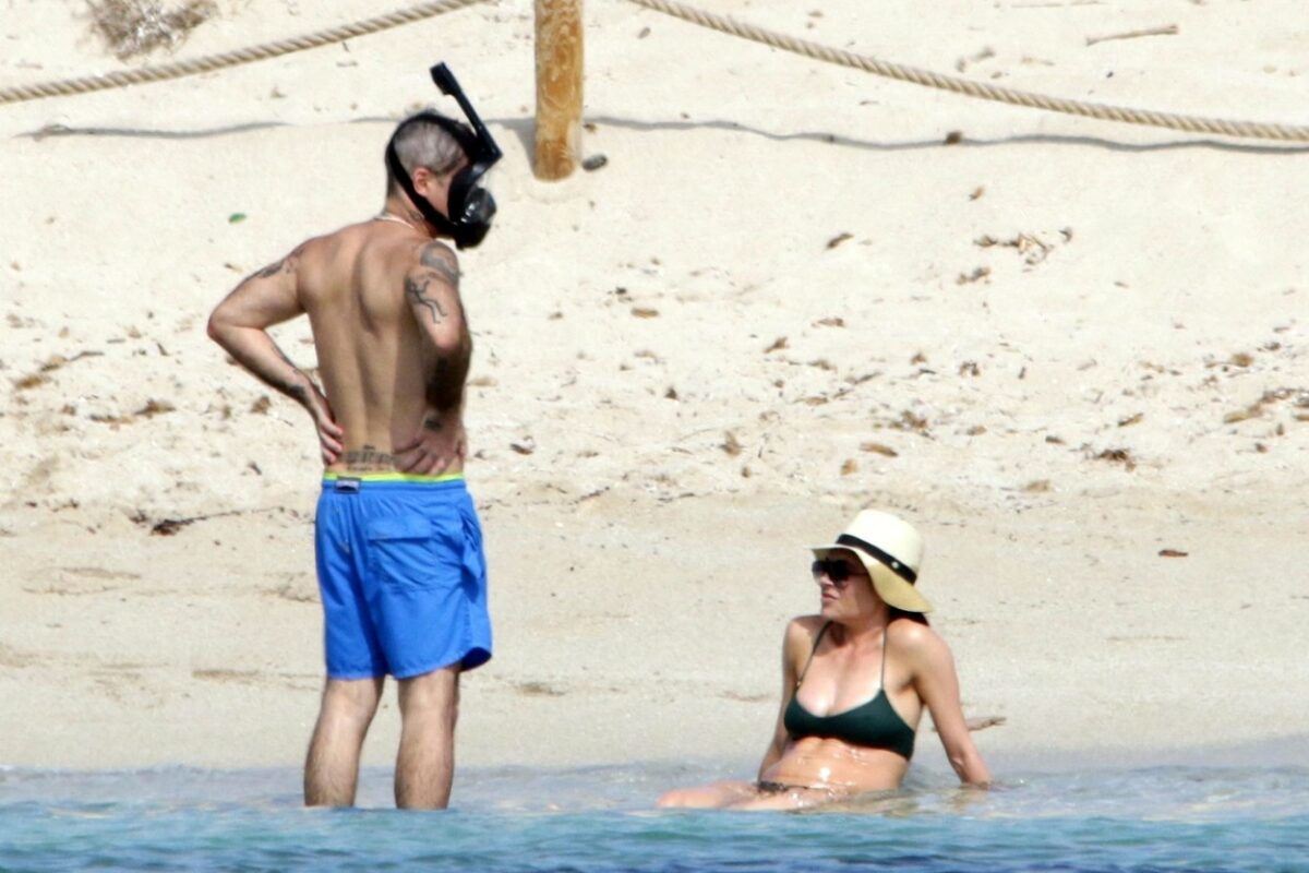 Robbie Williams, alături de soția sa, la plajă