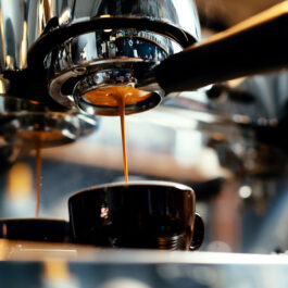 Un aparat de cafea profesional unde se prepar o cafea