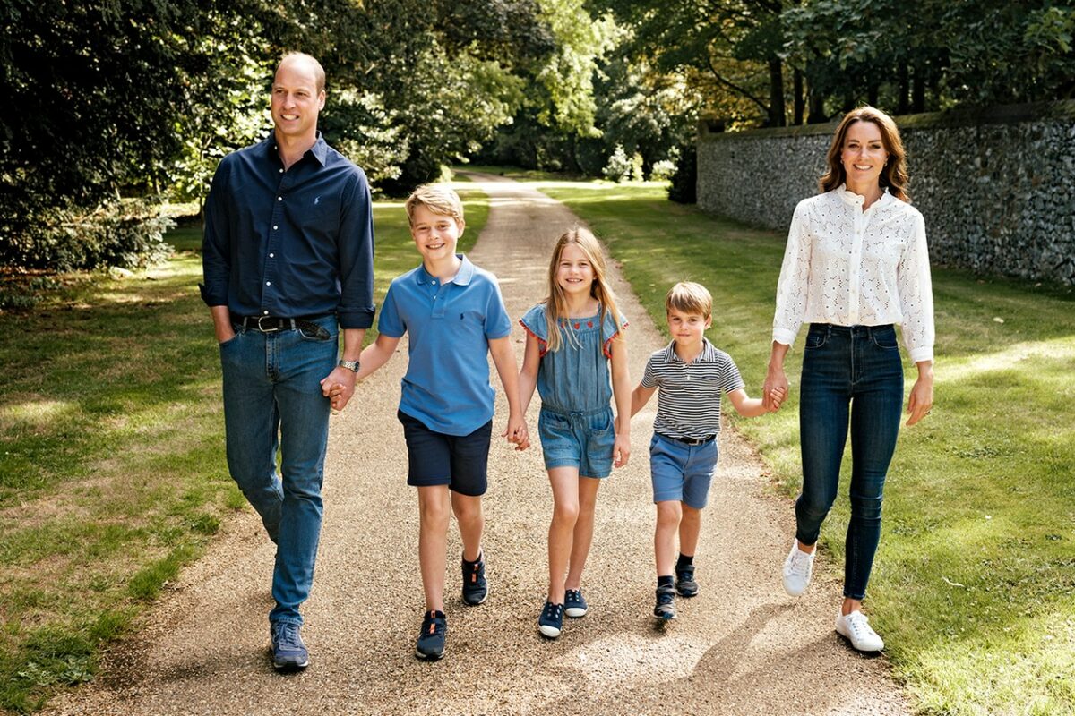 William și Kate, alături de copiii lor, într-un parc