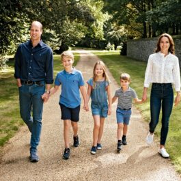 William și Kate, alături de copiii lor, într-un parc