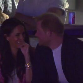 Meghan Markle surprinsă în timp ce râde alături de Prințul Harry la un meci de fotbal american