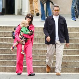 Emily Ratajkowski îl ține în brațe pe fiul ei, Sly, la o plimbare în New York