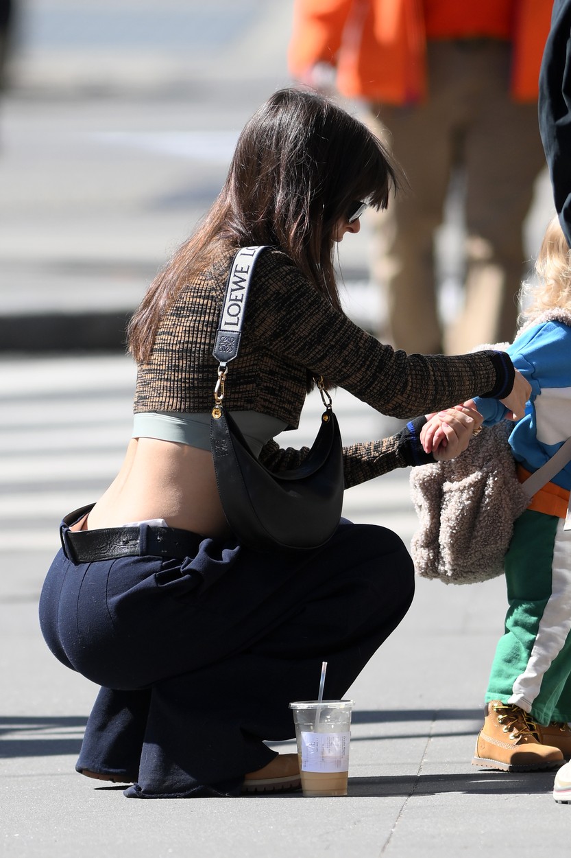 Emily Ratajkowski își ajută fiul de doi ani pe stradă