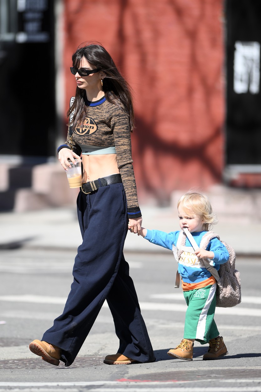 Emily Ratajkowski, de mână cu fiul ei de doi, la plimbare prin New York