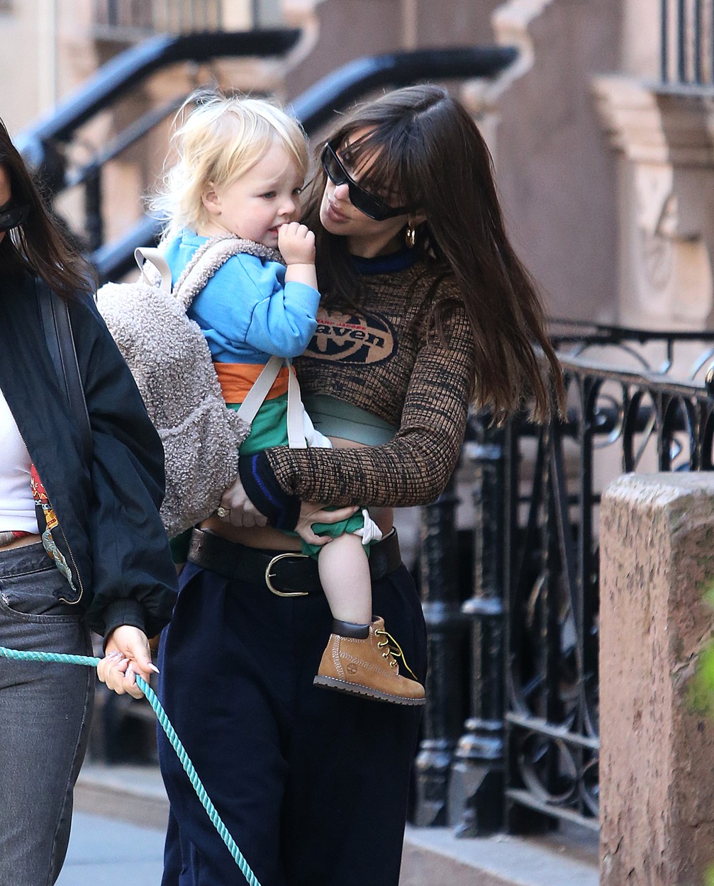Emily Ratajkowski cu fiul ei de doi ani în brațe, pe stradă