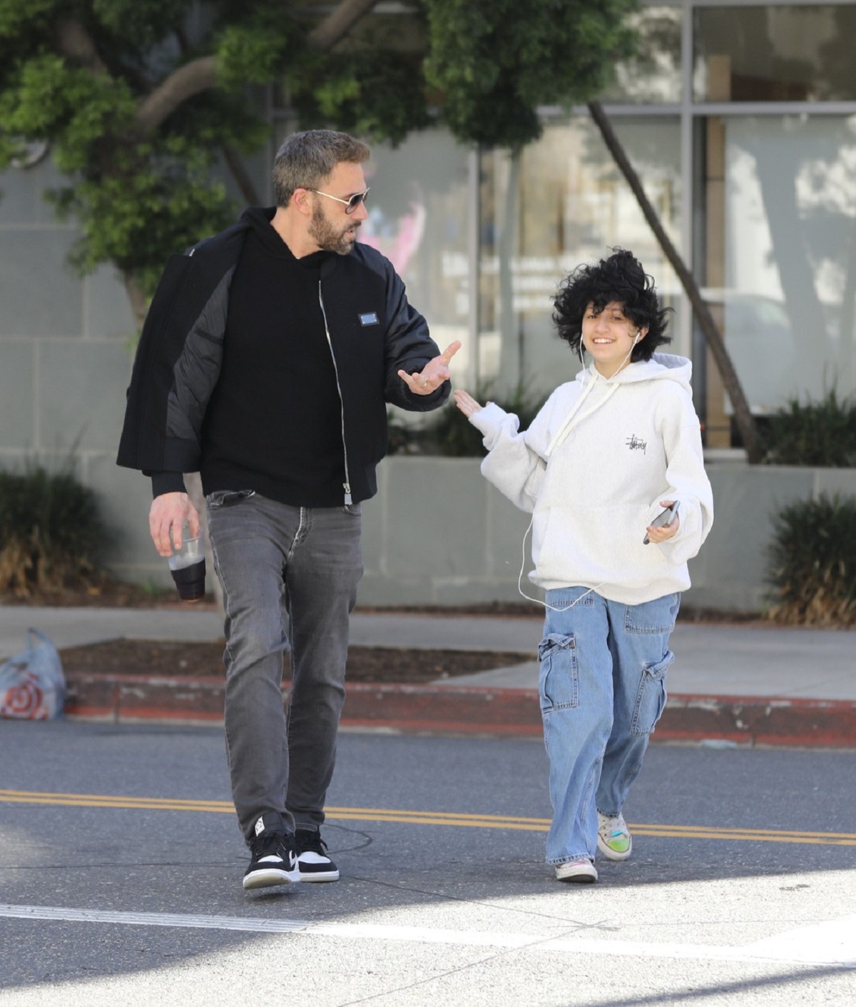 Ben Affleck alături de Emme Lopez în timp ce merg pe stradă în Santa Monica