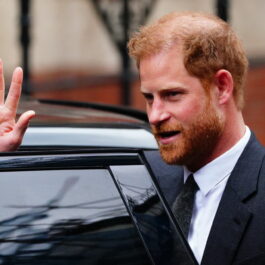 Prințul Harry își salută fanii cu mâna în timp ce urcă într-o mașină