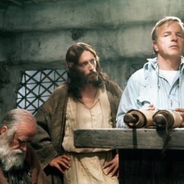 Robert Powell discută cu regizorul filmului Iisus din Nazareth