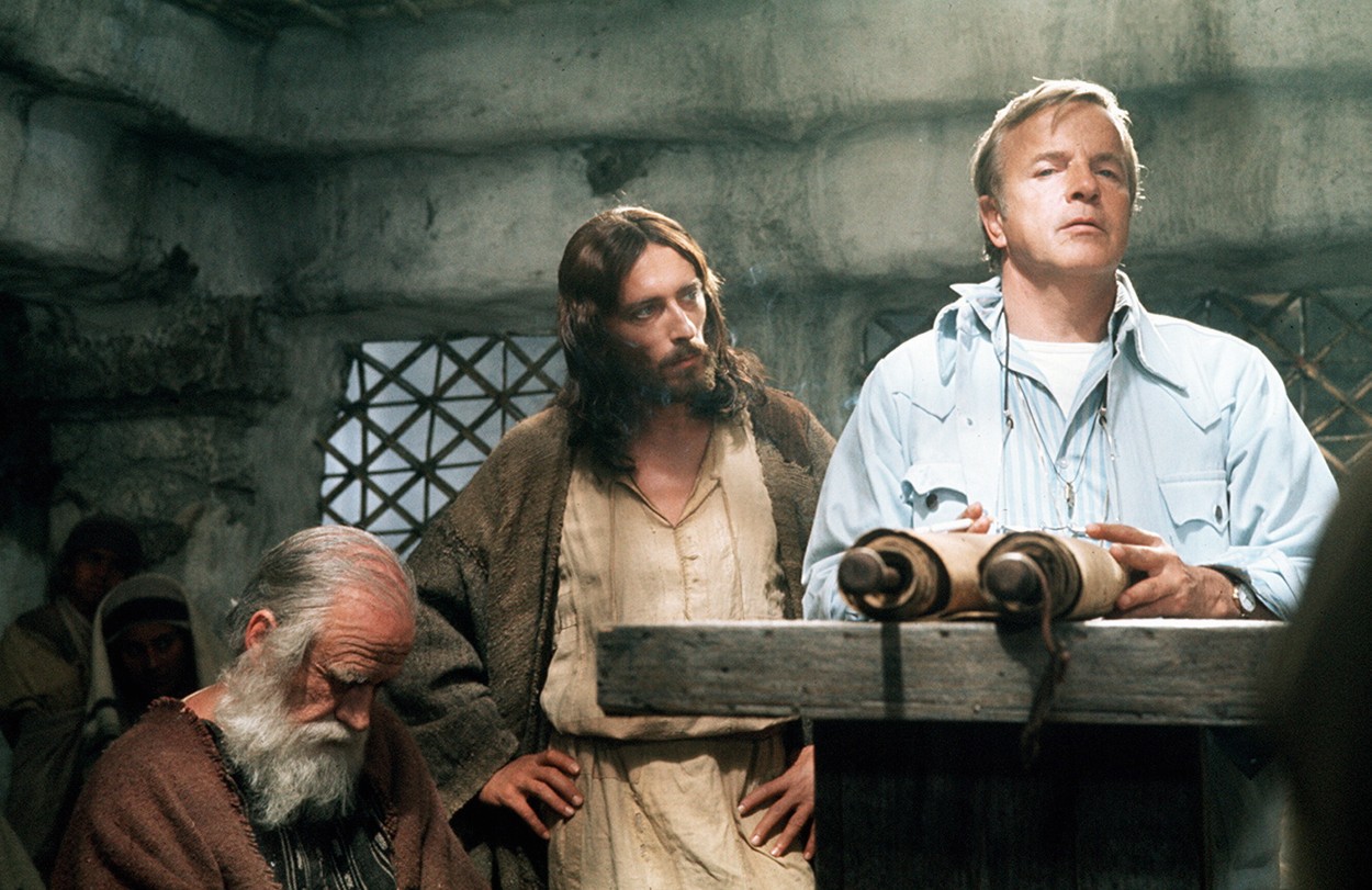 Robert Powell discută cu regizorul filmului Iisus din Nazareth