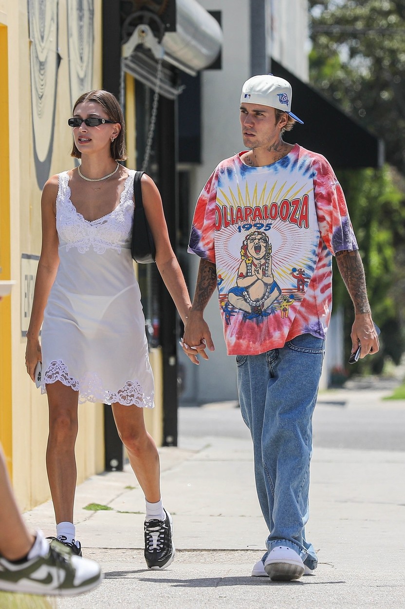 Hailey Bieber, de mână cu Justin Bieber, pe stradă, într-o rochie transparentă