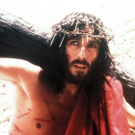 Robert Powell în rolul lui Iisus din Nazareth, pe cruce