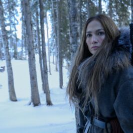 JLo, într-o pădure acoperită cu zăpadă, în rolul unei mame din filmul The Mother