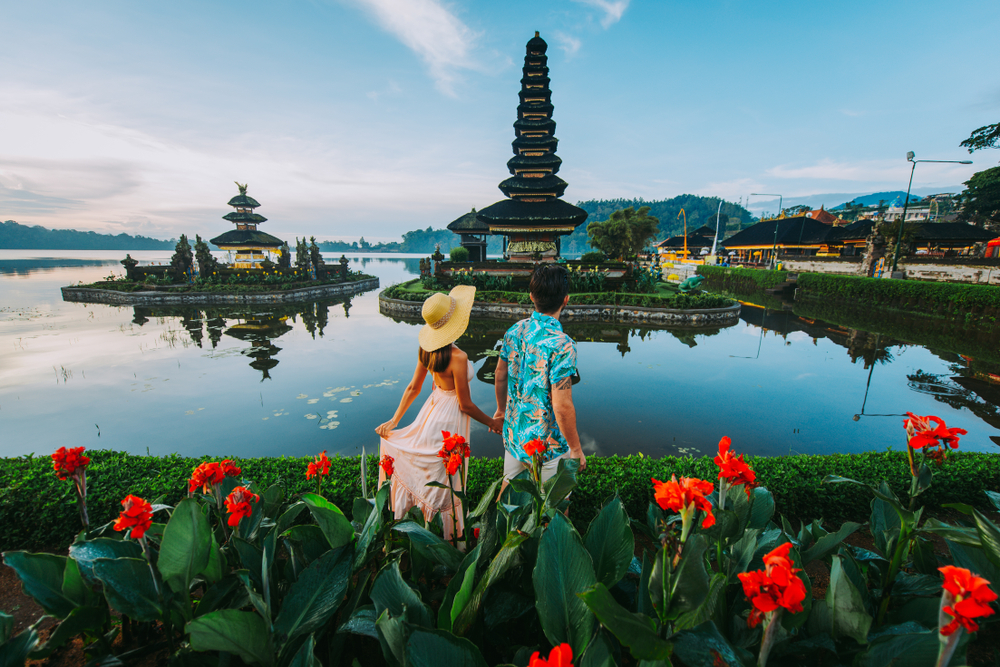 Imagine cu un cuplu care se bucură de o vacanță în Bali