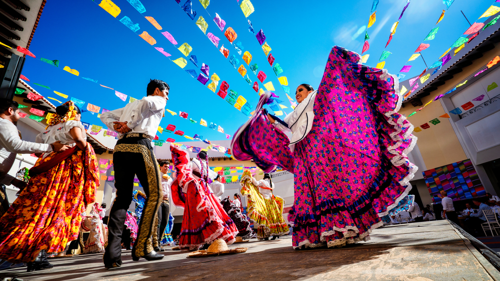 O imagine cu mai mulți dansatori care participă la un carnaval stradal din Mexic