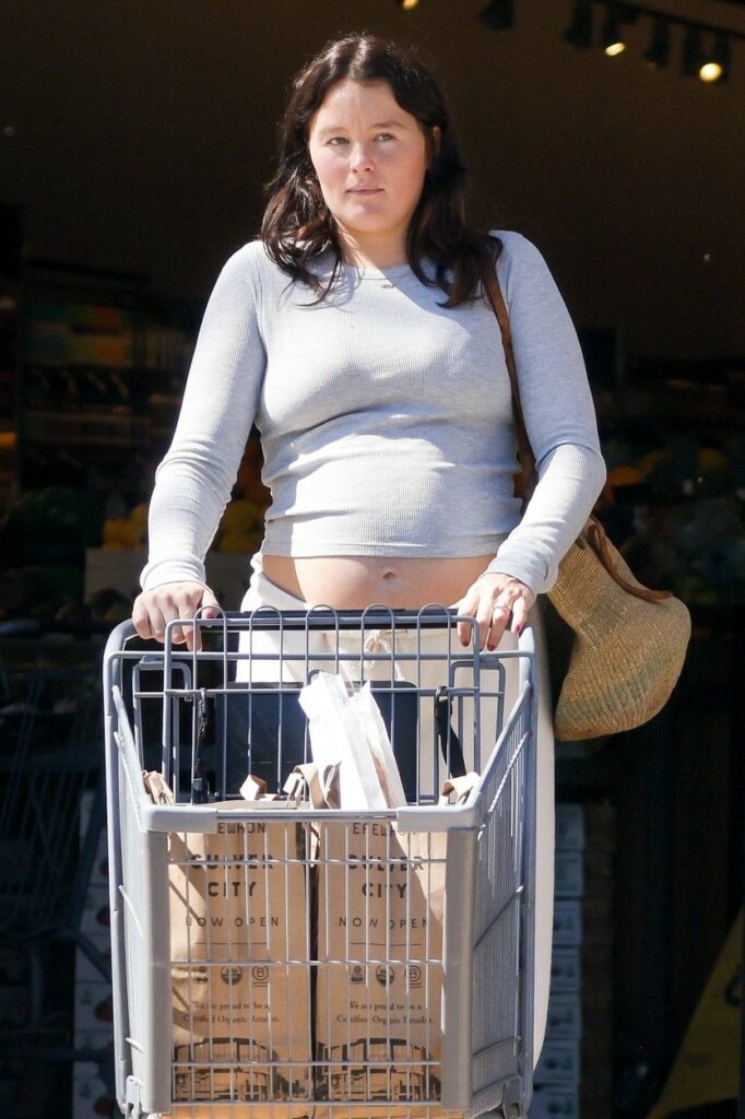Olivia Millar, la shopping, fotografiată în timp ce împingea un căruț de cumpărături