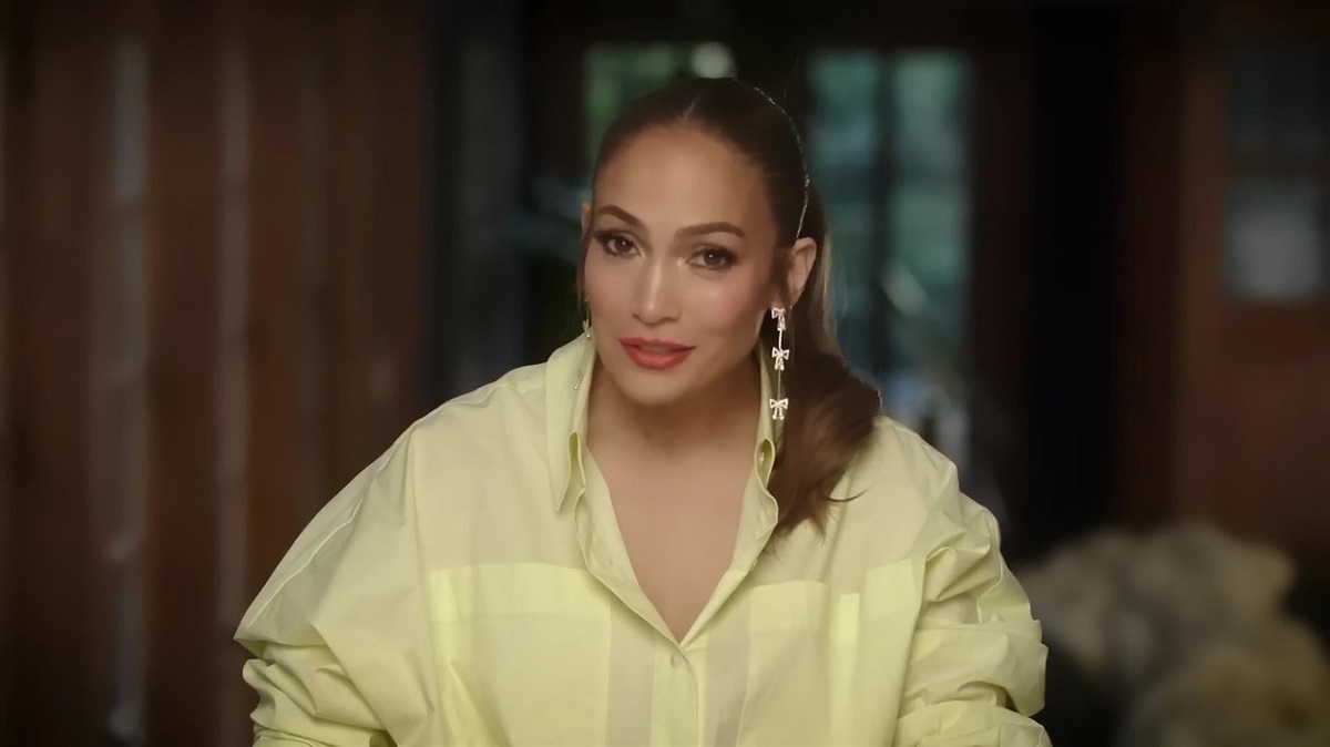 Jennifer Lopez într-o bluză galbenă în timpul unui spot publicitar