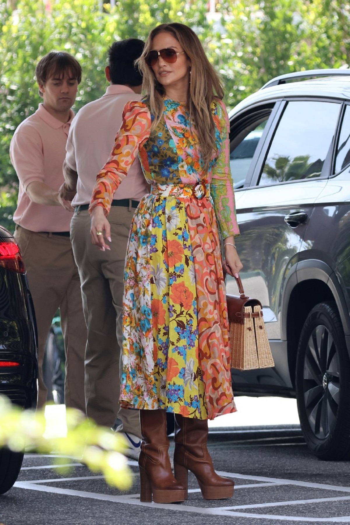 Jennifer Lopez într-o rochie lungă cu imprimeu floral