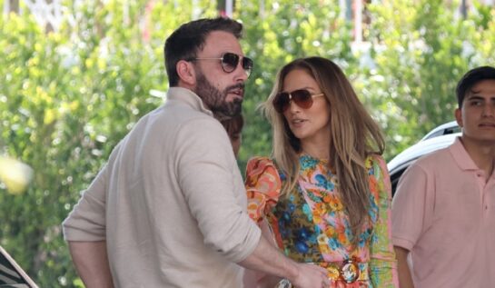 Jennifer Lopez și Ben Affleck au ieșit la o întâlnire romantică. Artista a impresionat într-o rochie cu imprimeu floral