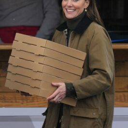 Kate Middleton cu mai multe cutii de pizza în brațe