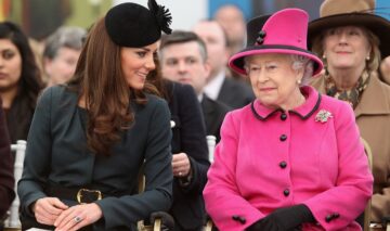 Kate Middleton la costum, altărui de Regina Elisabeta, la costum roz, în timp ce stau de vorbă una cu cealaltă