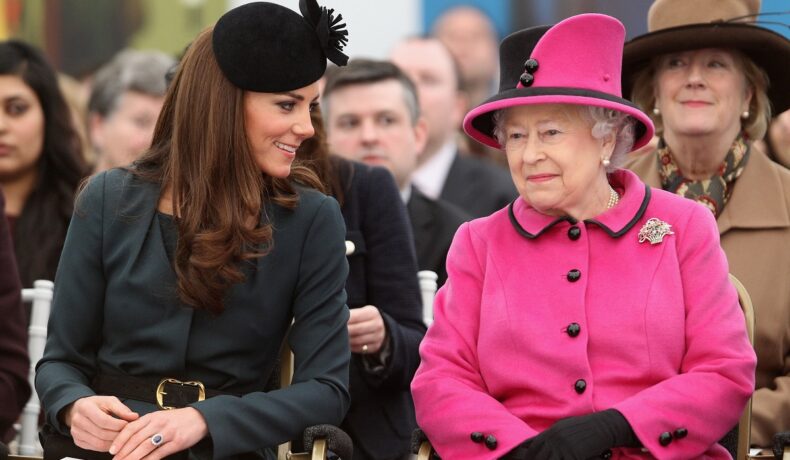 Kate Middleton la costum, altărui de Regina Elisabeta, la costum roz, în timp ce stau de vorbă una cu cealaltă