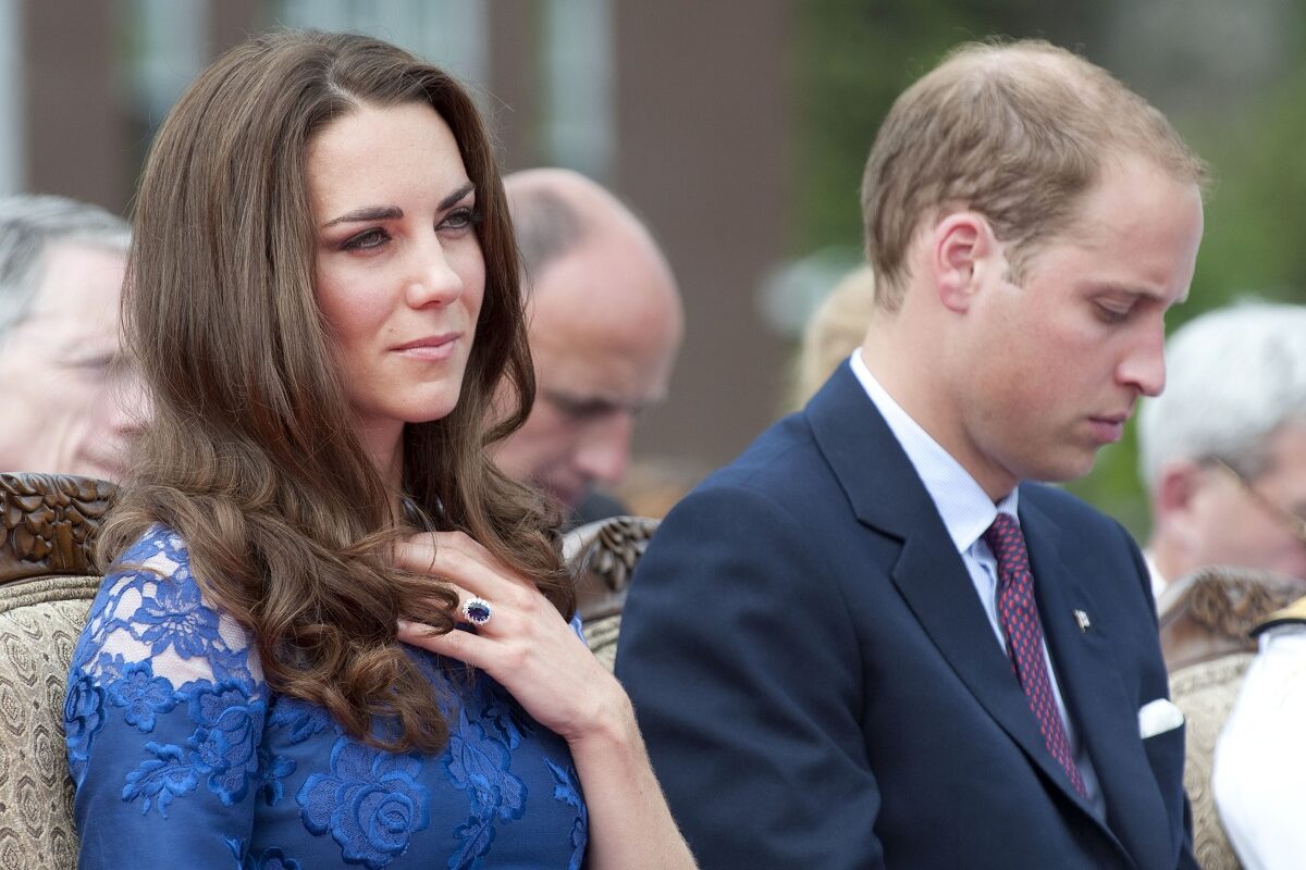 Kate Middleton într-o rochie albastră, alături de Prințul William, în timp ce își lasă la vedere inelul de logodnă
