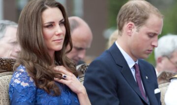 Kate Middleton într-o rochie albastră, alături de Prințul William, în timp ce își lasă la vedere inelul de logodnă