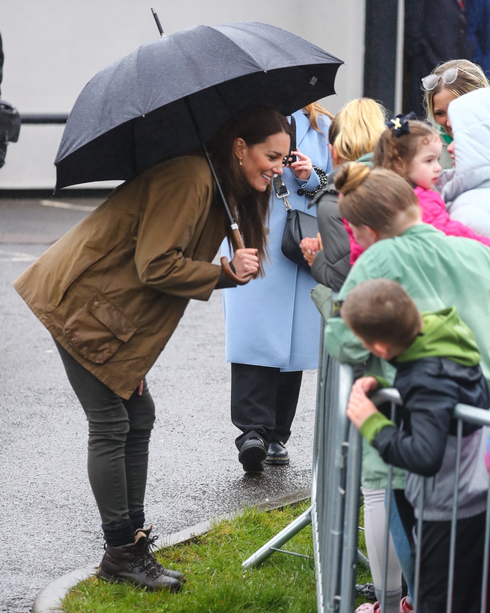 Prințesa de Wales discută cu mai mulți copii pe stradă