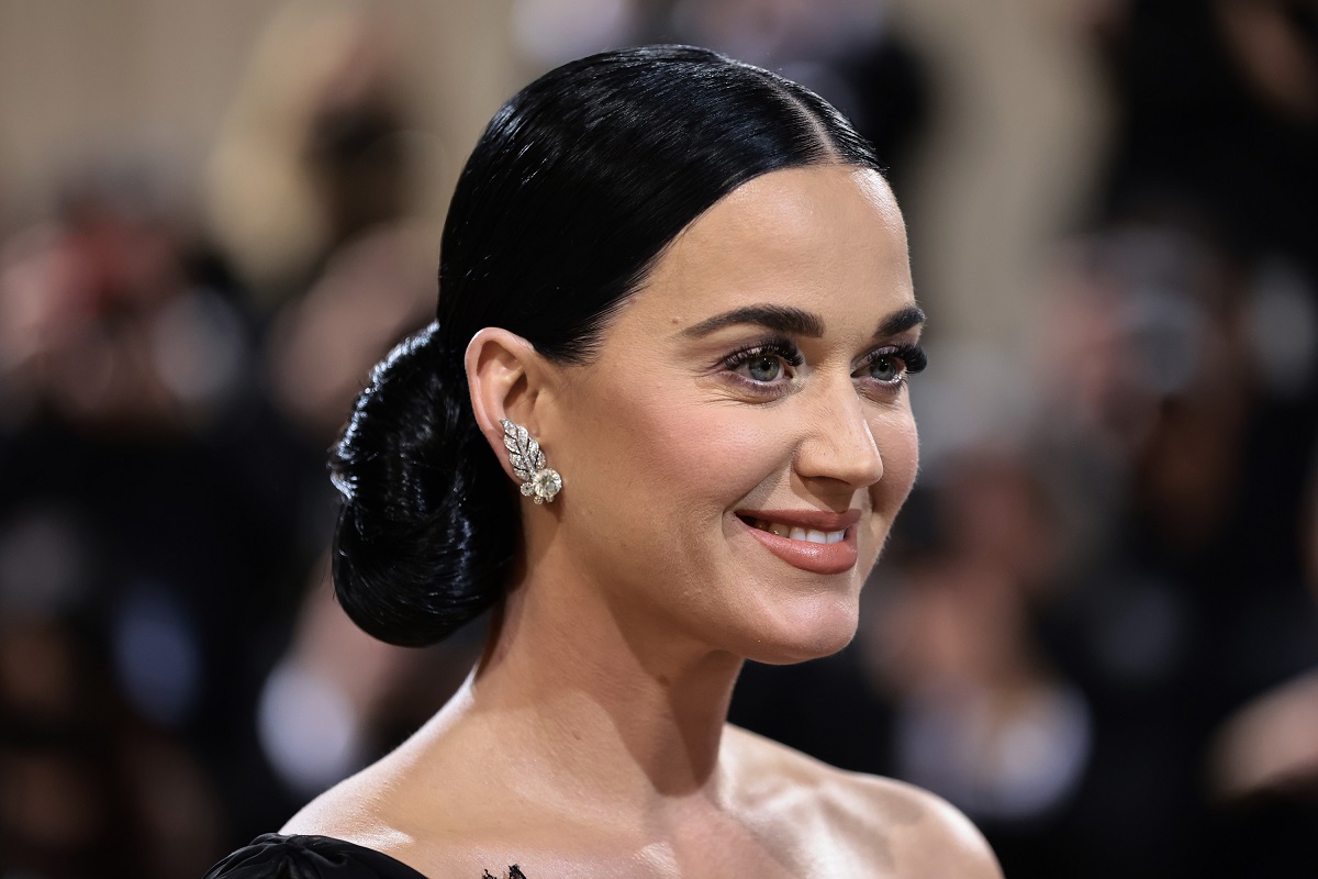 Katy Perry în timp ce pozează pe covorul roșu la Met Gala 2022