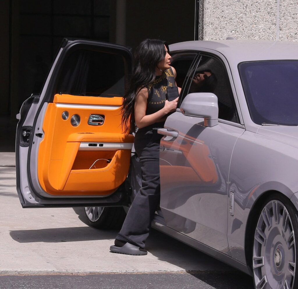 Kim Kardashian, fotografiată în timp ce urcă într-o mașină luxoasă